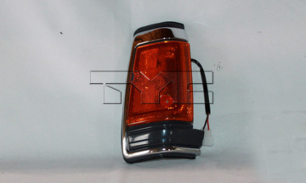 Side Marker Reflector Right for 83-86 Nissan Pickup 720 2WD (w/Chrome Trim)